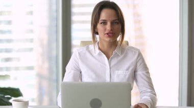 Kendine güvenen genç iş kadını kamera kayıt web semineri konuşuyor arıyorum