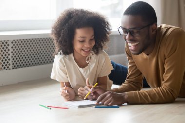 Afrikalı baba ısıtmalı katta yatan küçük kızı ile çizim
