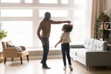 Siyah baba oturma odasında dans el kızı insanlar tutar