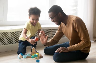 Neşeli baba ve oğlu oyuncak blokları ile birlikte oynamak