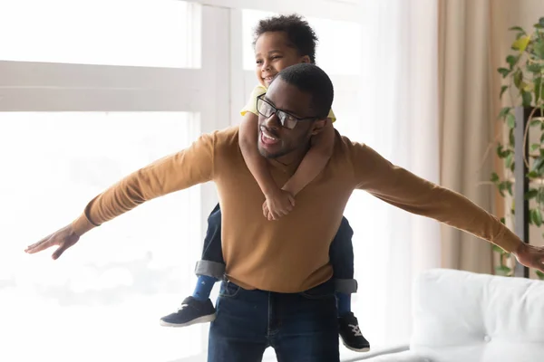 Heureux africain père piggyback petit fils jouer ensemble à la maison — Photo