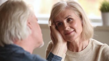 Sevgi dolu yaşlı koca aşk itiraf yüzünü okşayarak