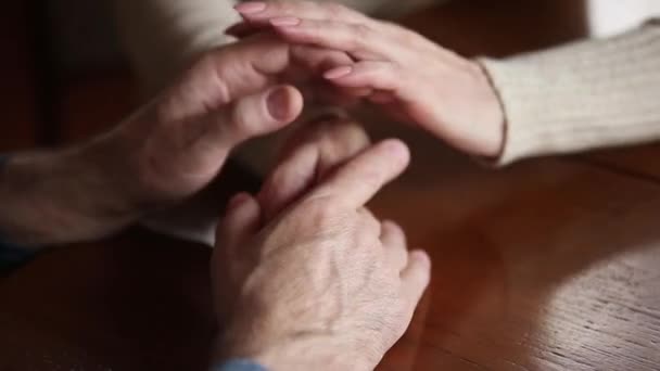 Famille senior couple grands-parents tenant la main exprimant le soutien, gros plan — Video