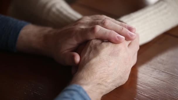 Пожилая пара держится за руки, поддерживая и заботясь о себе — стоковое видео
