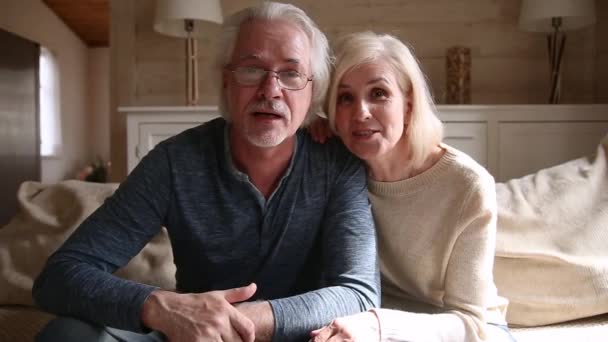 Ευτυχισμένος γηραιότερος vυλοδικός ζευγάρι κοιτάζοντας μιλά στην κάμερα εγγραφής vloggers — Αρχείο Βίντεο