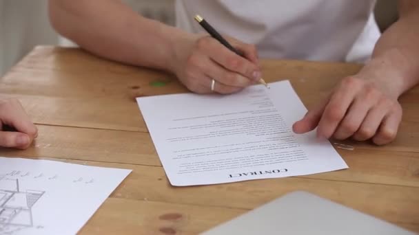Mieter unterzeichnen Vertrag erhalten Schlüssel für neue Wohnung Handshake Makler — Stockvideo