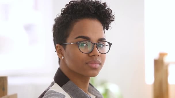 Menina americana africana feliz usando óculos ópticos olhando para a câmera — Vídeo de Stock