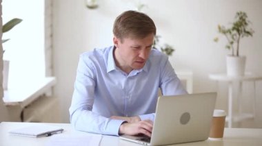 Kızgın deli işadamı bilgisayar online sorun hakkında deli vurguladı