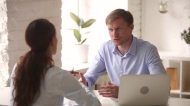 Mutlu İk yöneticisi İşveren İşveren handshaking işe aday