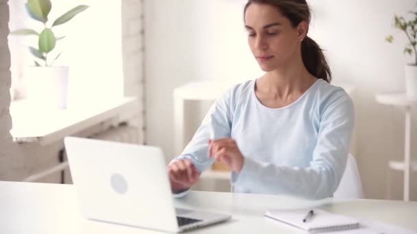 Heureuse fille satisfaite terminé le travail sur ordinateur portable air respirant relaxant — Video