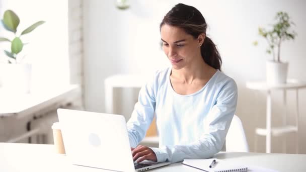 Gelukkige jonge vrouw winnaar gevoel dolblij met online bod winnen — Stockvideo