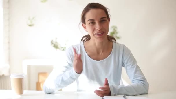 Mutlu genç kadın vlogger kameraya bakarak konuşma el sallayarak — Stok video