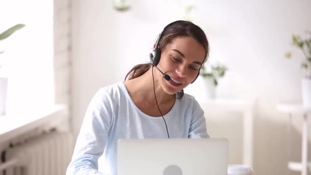 Mulher feliz engraçada usando fone de ouvido cantando ao longo da música favorita — Vídeo de Stock