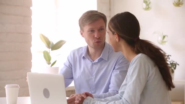 Happy medarbetare arbetar tillsammans pratar njuta teamwork med laptop — Stockvideo