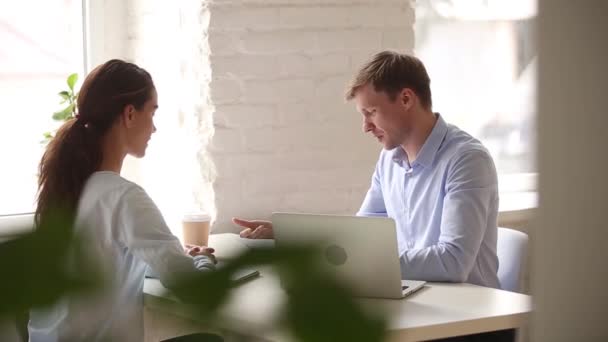 Happy hr gerente de la celebración de curriculum vitae hablar temblando mano contratación candidato — Vídeo de stock