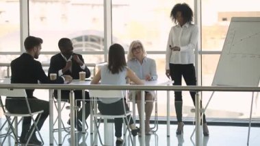 Afrikalı kadın iş eğitmeni grup toplantısında finansal sonuçları tartışıyor