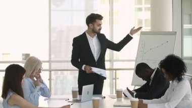 Çılgın yönetici patron ofis toplantısında bağırarak çalışanları grup azarlama