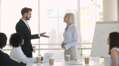 Patron promosyon ile tebrik handshake toplantıda yeni ortağı karşılama
