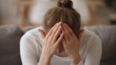 Üzgün genç kadın istenmeyen gebelik endişesi stresli duygu