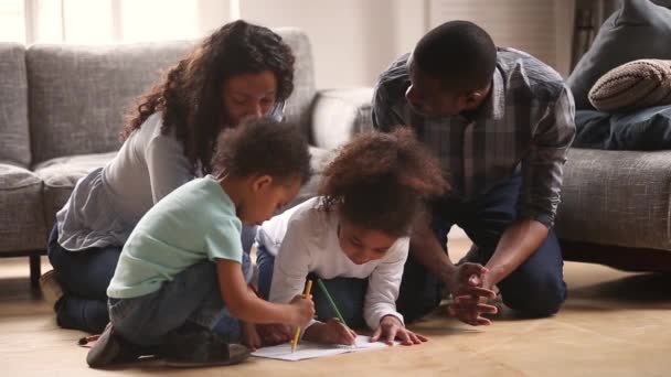 Feliz negro mamá papá y niños dibujo juntos en casa — Vídeos de Stock