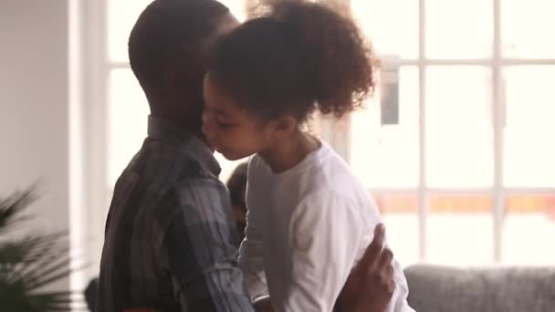 Kärleksfull afrikansk far omfamna lilla svarta barnflicka uttrycker vård — Stockvideo