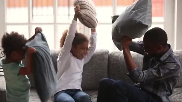 快乐的非洲家庭爸爸和小孩享受枕头战斗 — 图库视频影像