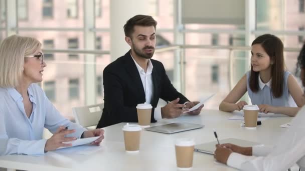 Mannelijke teamleider of conferentie deelnemer die spreekt op groepsbijeenkomst — Stockvideo