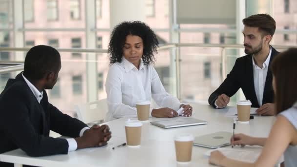 Líder de los empleados africanos discutiendo proyecto con colegas en reunión de grupo — Vídeos de Stock