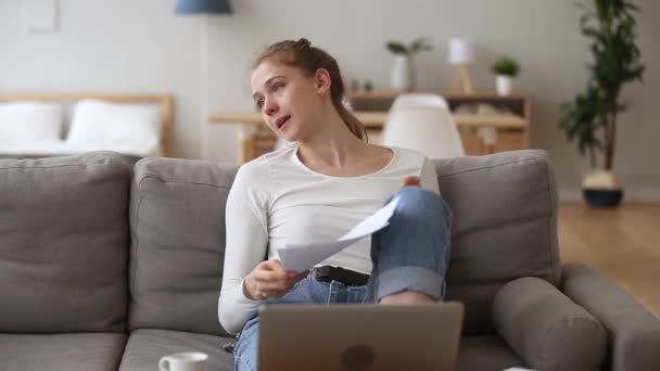 Chica estresada estudiante se siente preocupado leyendo malas noticias en los periódicos — Vídeos de Stock