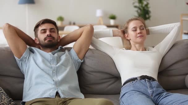 Calma joven pareja relajante relajante en cómodo sofá descansando juntos — Vídeo de stock