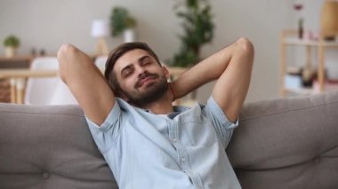 Rahat kanepede şekerleme rahatlatıcı sakin mutlu genç adam