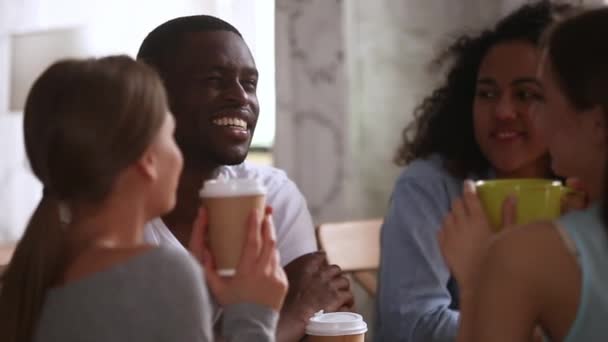 ชายแอฟริกันที่มีความสุข มีความสนุกสนาน หัวเราะพูดคุยกับเพื่อนหลายเชื้อชาติ — วีดีโอสต็อก