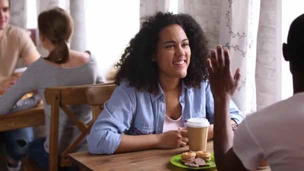 Chica africana feliz disfrutando de la cita con el chico negro en la cafetería — Vídeos de Stock