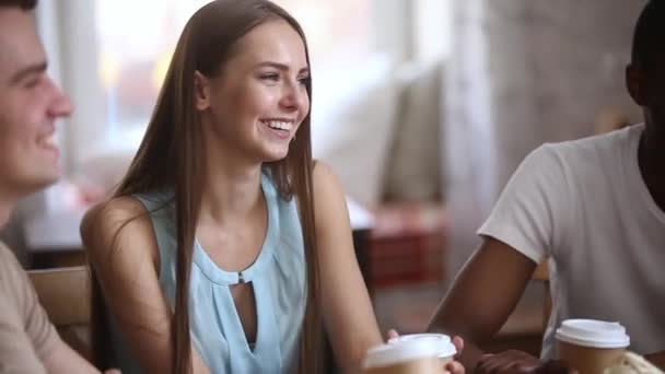 Счастливые многорасовые молодые люди друзья разговаривают смеясь на групповом собрании — стоковое видео