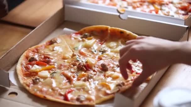 Handen van multiraciale mensen grijpen Italiaanse pizza plakjes van doos — Stockvideo