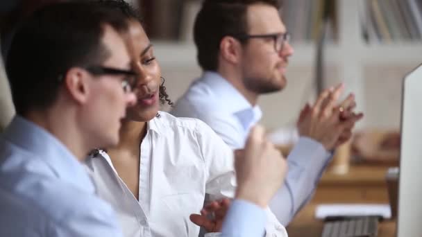 Collèges divers travaillant ensemble pour discuter d'un projet informatique en ligne sur le lieu de travail — Video