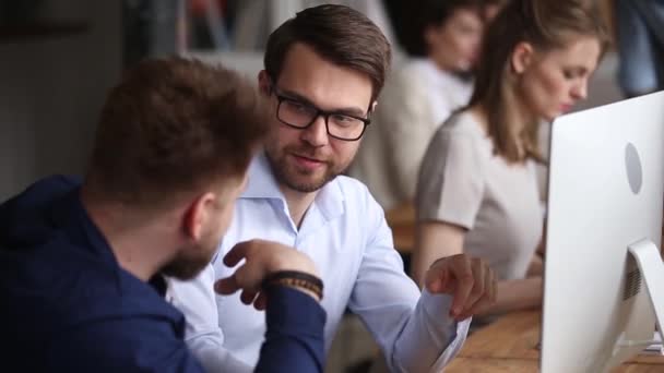 Dos colegas varones cooperando en la oficina hablando trabajando juntos — Vídeos de Stock