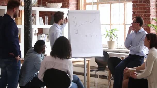 Selbstbewusster Redner-Coach hält Unternehmenspräsentation auf Whiteboard bei Meeting — Stockvideo