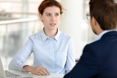 Ciddi kadın sigorta komisyoncusu toplantıda danışmanlık erkek müşteri konuşuyor