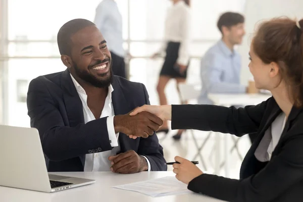 Felice manager africano broker handshake cliente caucasico alla riunione — Foto Stock