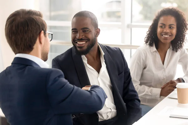 Fericit african om de afaceri strângere de mână partener de încredere de sex masculin la întâlnire de echipă — Fotografie, imagine de stoc