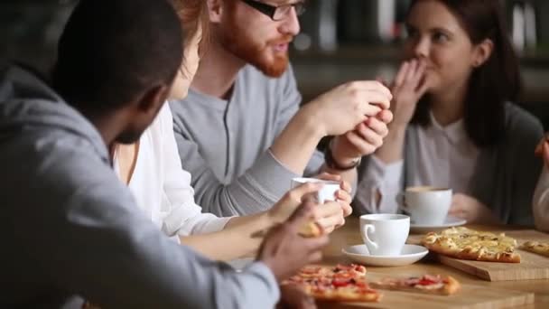 Amigos ou colegas multinacionais que comem pizza bebendo café ou chá — Vídeo de Stock