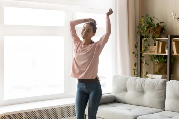 Insouciante jolie fille dansant dans le salon à la maison — Photo