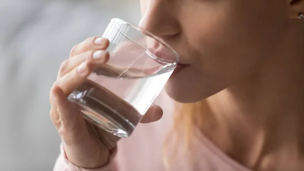 Close up immagine donna tiene vetro acqua potabile ancora — Foto Stock