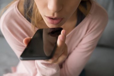 Cihaza yerleşik mikrofon aracılığıyla hoparlörde yakın çekim kadın konuşması