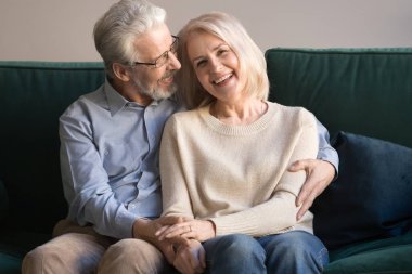 Gülümseyen eşi kucaklayan yaşlı sevgi dolu kocanın baş çekim portresi