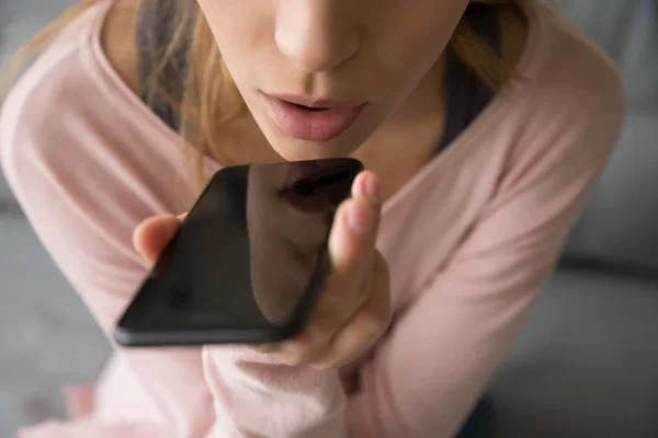 Närbild kvinna prata på högtalartelefon via mikrofon inbyggd i enheten — Stockfoto