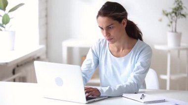 Masada oturan kadının defterle ilgili sorunları var.