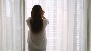 Arka görüş kadın sabah açık perdeler gün başlıyor