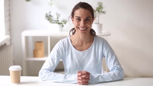 Donna attraente seduta alla scrivania del posto di lavoro sorridente guardando la fotocamera — Video Stock